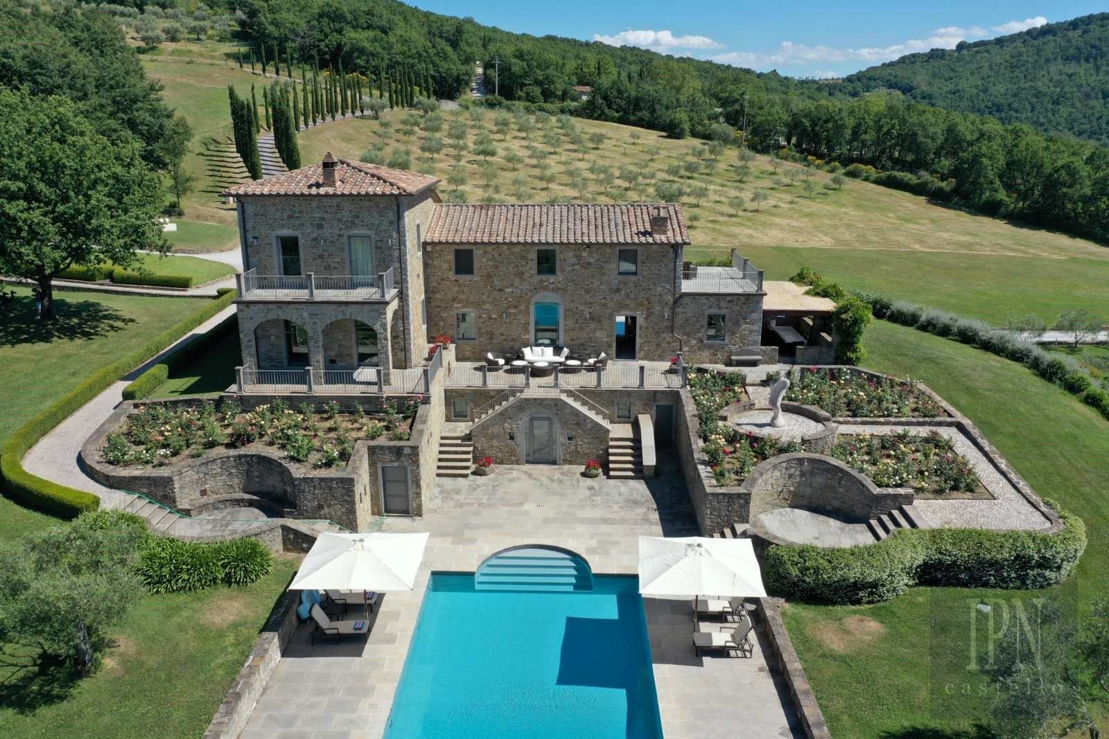 Zdjęcia Panoramiczna rezydencja w Umbrii z willą, domami gościnnymi i widokiem na dolinę Niccone