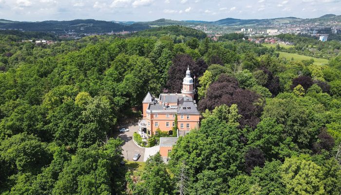 Pałac z XIX wieku w sercu Karkonoszy – odrestaurowany z parkiem 12,06 ha