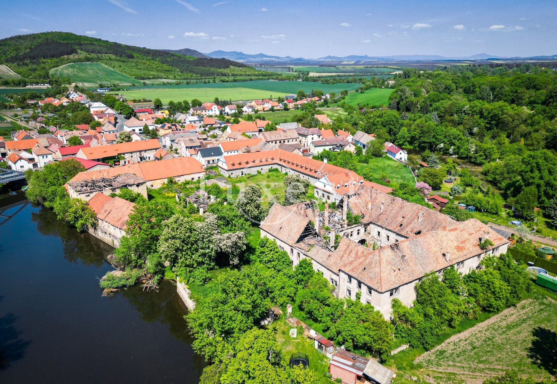 Zdjęcia Zespół zamkowy w Vršovice – XVII-wieczny zamek nad rzeką Ohře