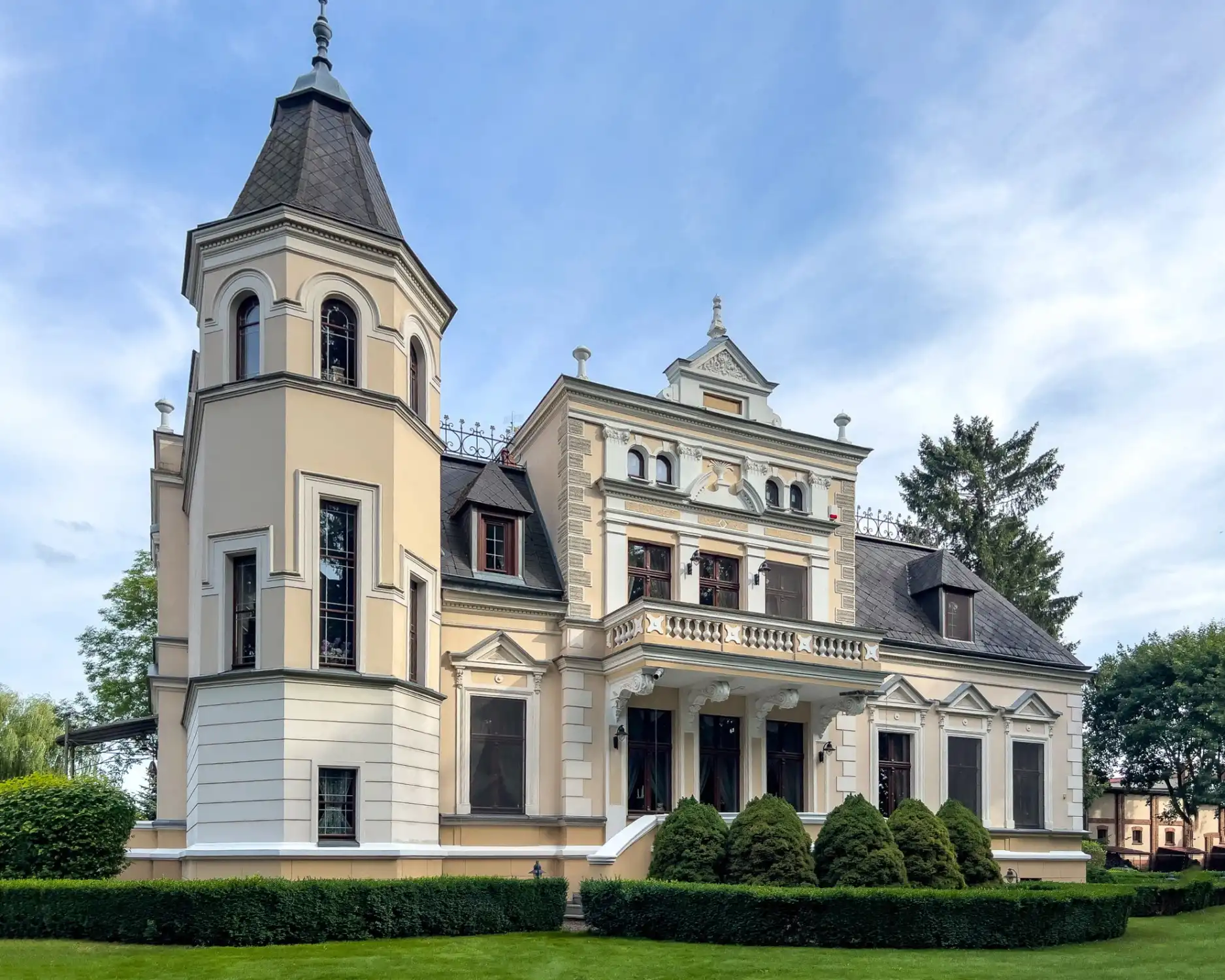 Zdjęcia Pałac w województwie kujawsko-pomorskim – rezydencja z parkiem, stajnią i kortem tenisowym