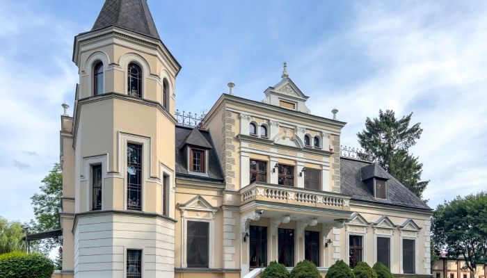 Pałac w województwie kujawsko-pomorskim – rezydencja z parkiem, stajnią i kortem tenisowym