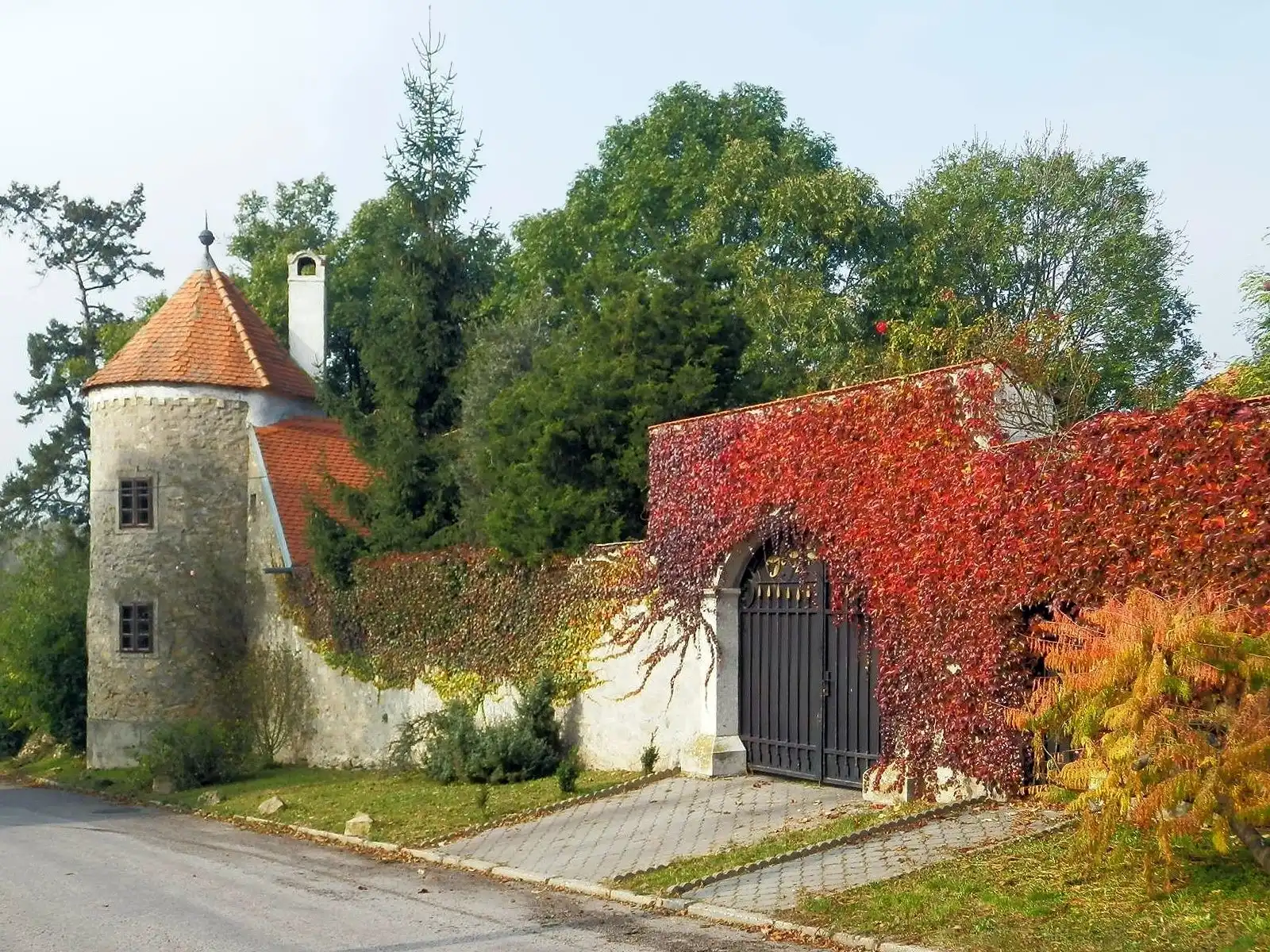 Zdjęcia Zabytkowy dwór z bastionem i parkiem w zachodniej Słowacji niedaleko Piešťan