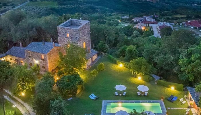 Historyczna posiadłość w pagórkowatym krajobrazie Cortony blisko Lago di Bolsena