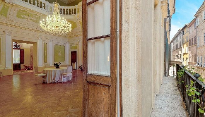 Pałac w historycznym centrum Sieny – 700 m² z salą balową i sztukateriami w stylu rokoko
