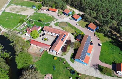 Posiadłości, Folwark z hotelem, stadniną i ziemią rolną