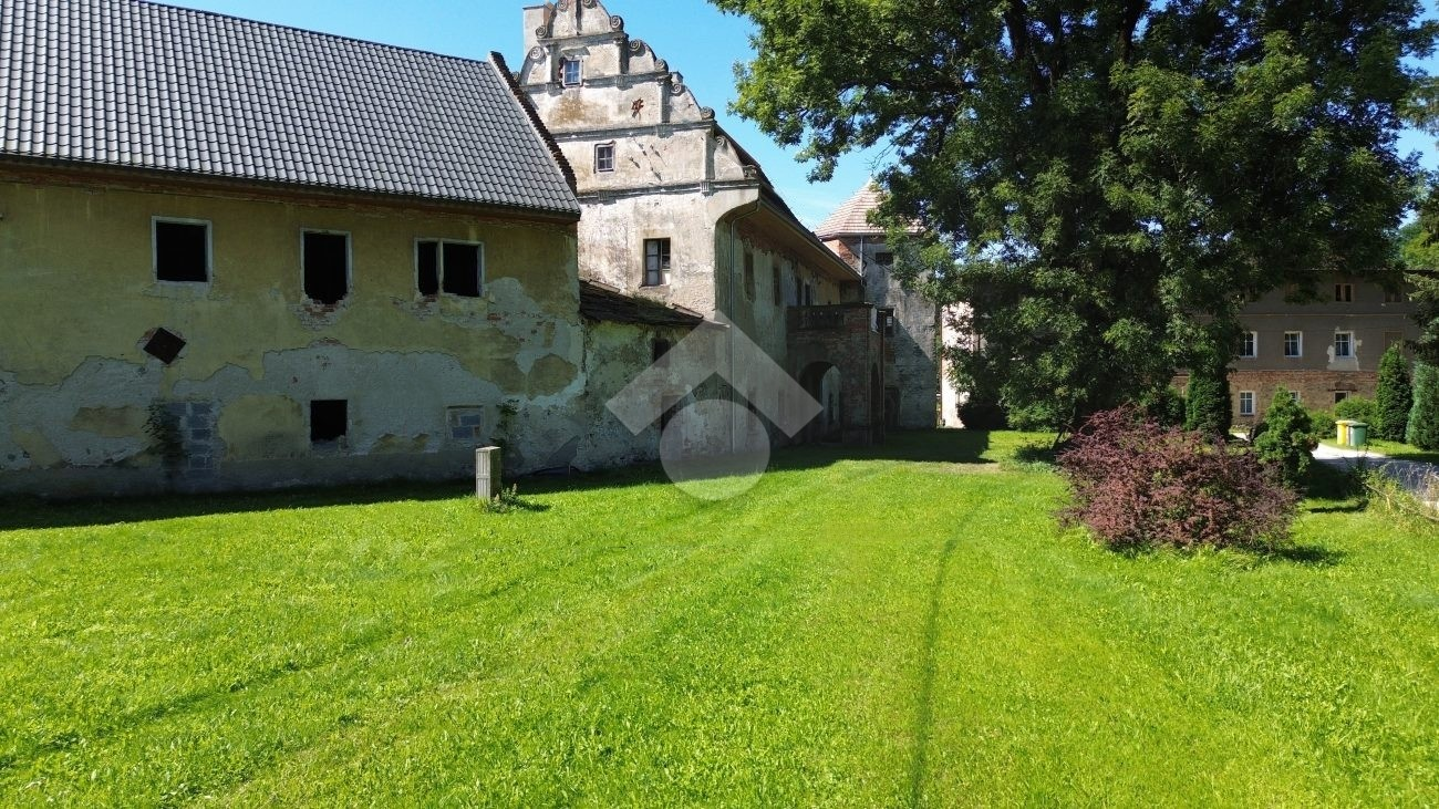 Zdjęcia XVII wieczny renesansowy dwór na sprzedaż