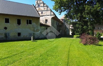 Posiadłości, XVII wieczny renesansowy dwór na sprzedaż