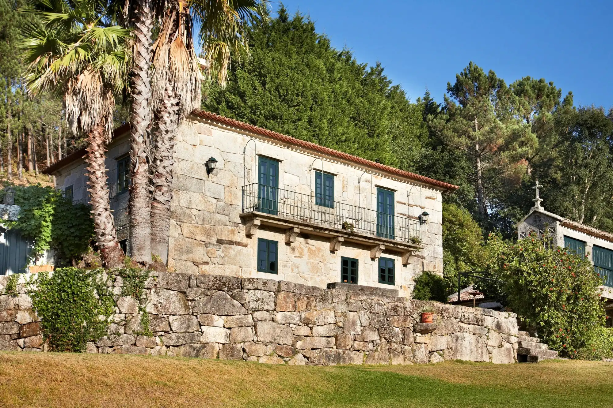 Zdjęcia Dawna plebania w Galicji z działką 11 000 m², kaplicą i basenem