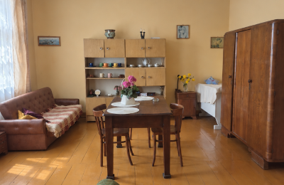Zabytkowa nieruchomość na sprzedaż Izbica Kujawska, Toruńska 9, Kujawsko-pomorskie, salon od ulicy