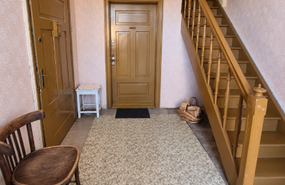 Zabytkowa nieruchomość na sprzedaż Izbica Kujawska, Toruńska 9, Kujawsko-pomorskie, Korytarz z drewnianymi schodami