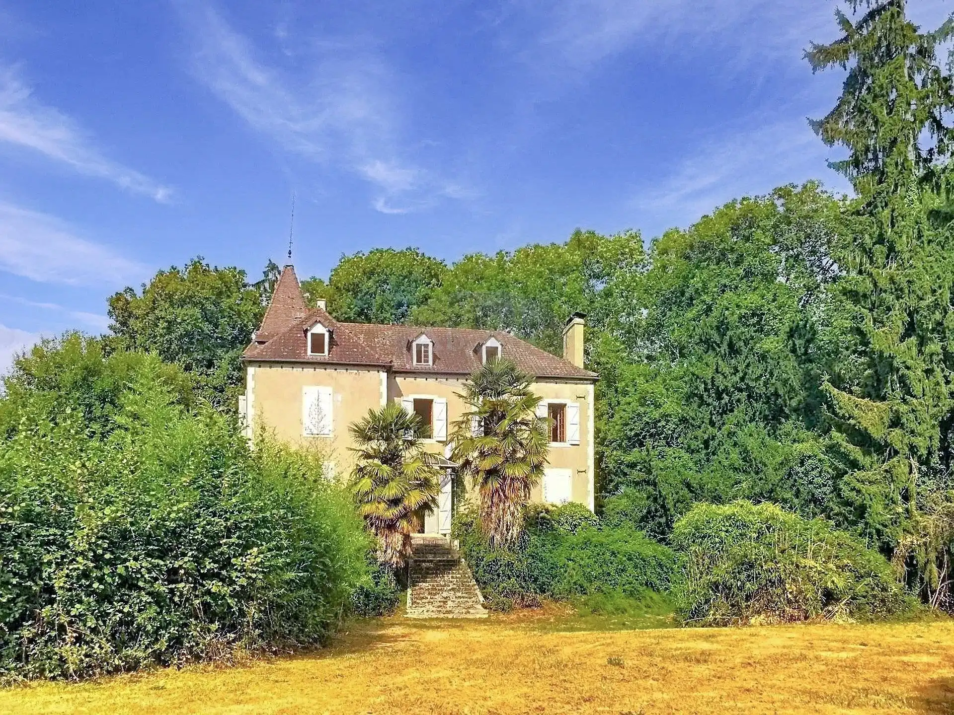 Zdjęcia Chateau w okolicach Pau z dużym parkiem i stajniami