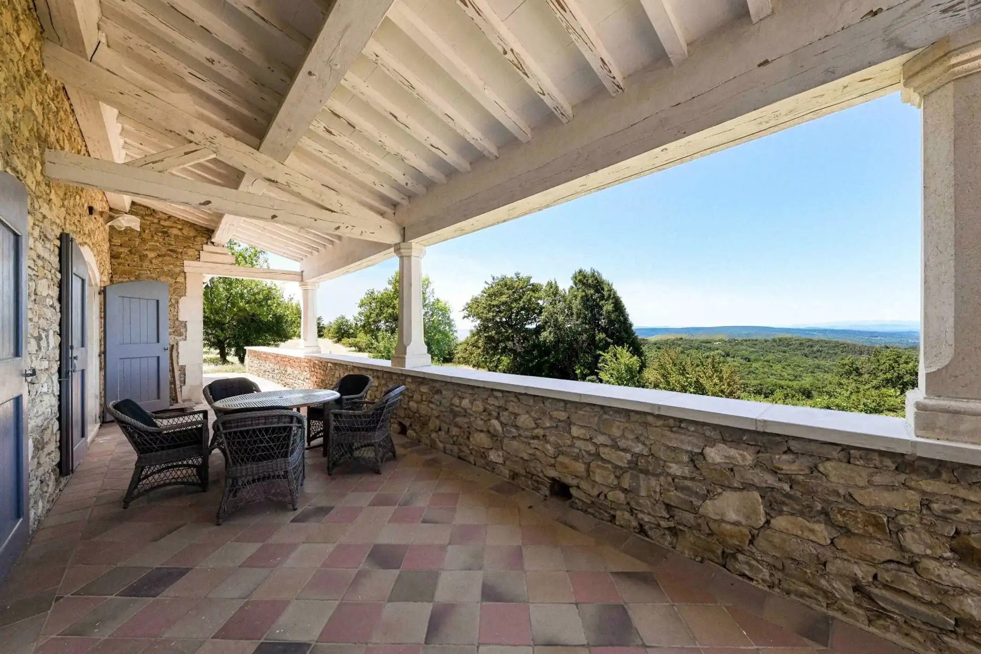 Zdjęcia Posiadłość z kamiennym domem w chronionym otoczeniu przyrody z panoramicznym widokiem