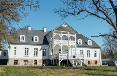 Dwór na sprzedaż Role, Pomorskie, Widok z tyłu