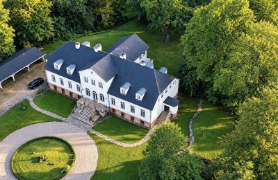 Posiadłości, Dwór Role w rezerwacie Natura 2000 niedaleko Miastka