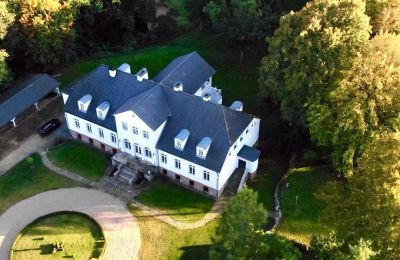 Posiadłości, Dwór Role w rezerwacie Natura 2000 niedaleko Miastka