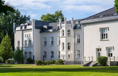 Posiadłości, Mieszkanie w pałacu blisko Morza Bałtyckiego - Nowoczesny apartament wakacyjny