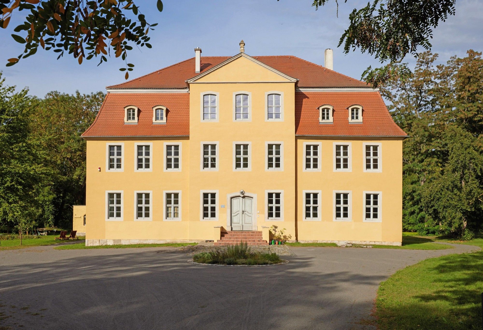 Pałac barokowy z prywatnym jeziorem w pobliżu Lipska, Pałac na sprzedaż