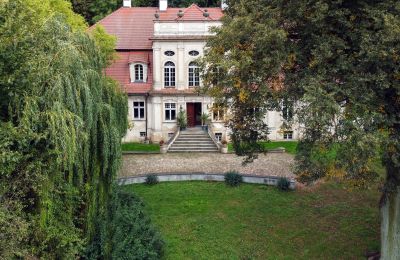 Posiadłości, Późnobarokowy pałac w Popowie Starym, park 4,5 ha, staw i stadnina – 68 km od Poznania