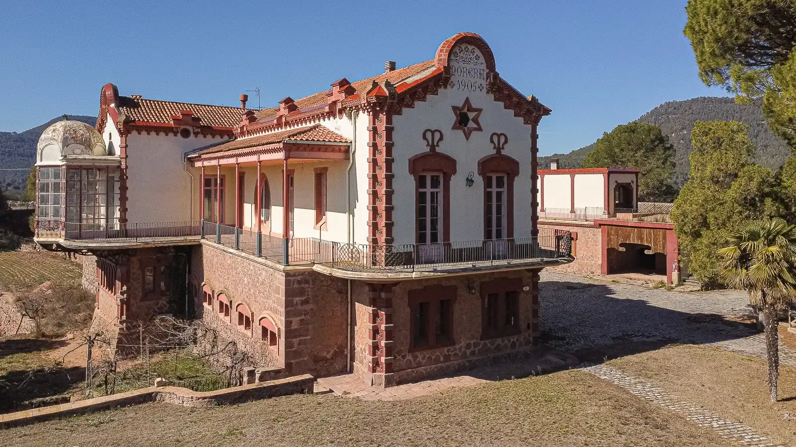 Zdjęcia Modernistyczna pałac na terenie dawnego klasztoru w Manresie