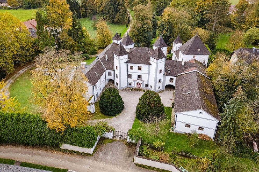 Zdjęcia Zamek Windern – Historyczna Rezydencja z Ogrodem i Basenem