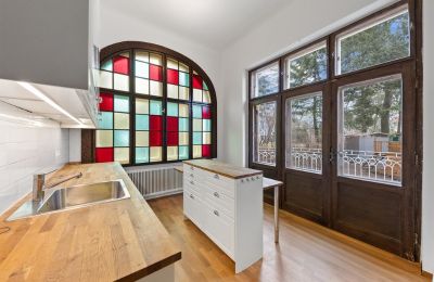 Zabytkowa willa na sprzedaż Währing, Wiedeń, Die charmante Küche mit farbigen Bleiglas-Fenstern