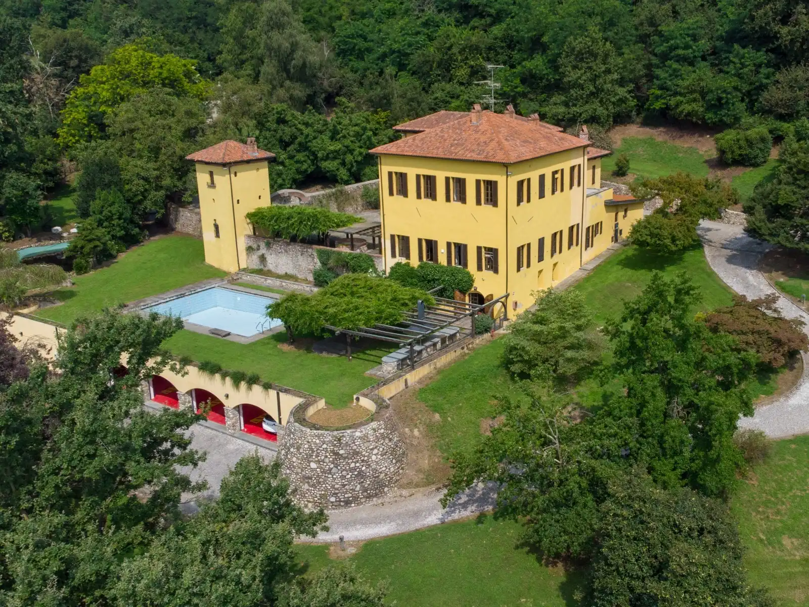 Bilder Historisk egendom Cascina Fontana i Piemonte med stall för hästar
