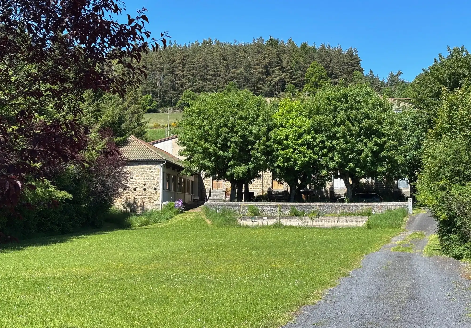 Zdjęcia Dawny klasztor w Owernii z gîte i prywatnym terenem