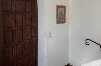 Pałac na sprzedaż 84375 Kirchdorf am Inn, Hofmarkstraße 2, Bawaria, Treppenhaus: Eingangstür zum 1. Stock