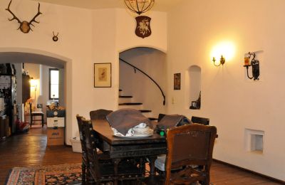 Pałac na sprzedaż 84375 Kirchdorf am Inn, Hofmarkstraße 2, Bawaria, 1. Stock: Esszimmer mit Blick zu Küche und interner kleinen Wendeltreppe