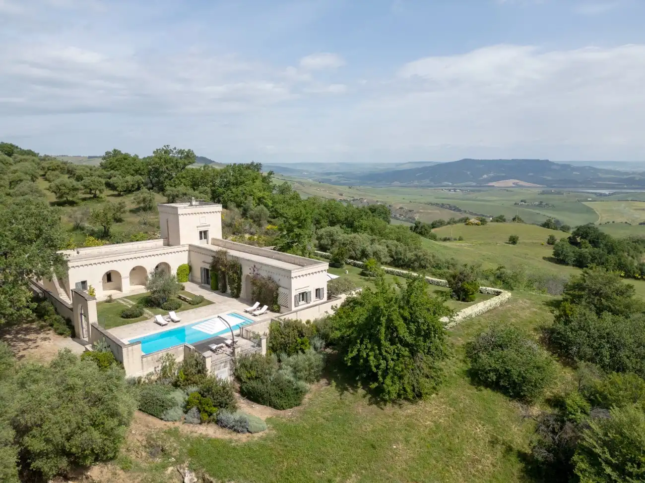 Zdjęcia Prywatna aukcja - Willа w południowych Włoszech z gajem oliwnym i basenem, w pobliżu Matery