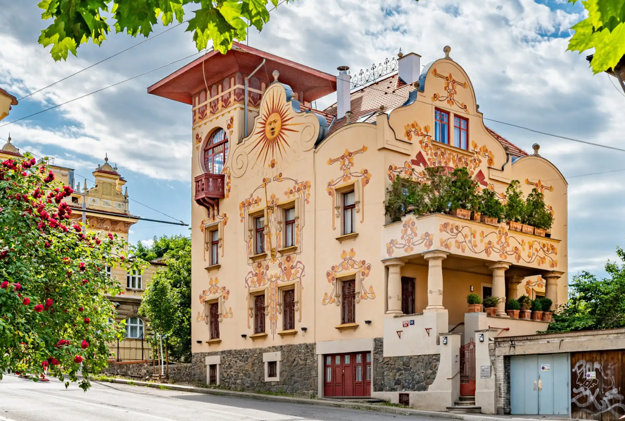 Zdjęcia Willa modernistyczna wyróżniająca się w panoramie Pragi