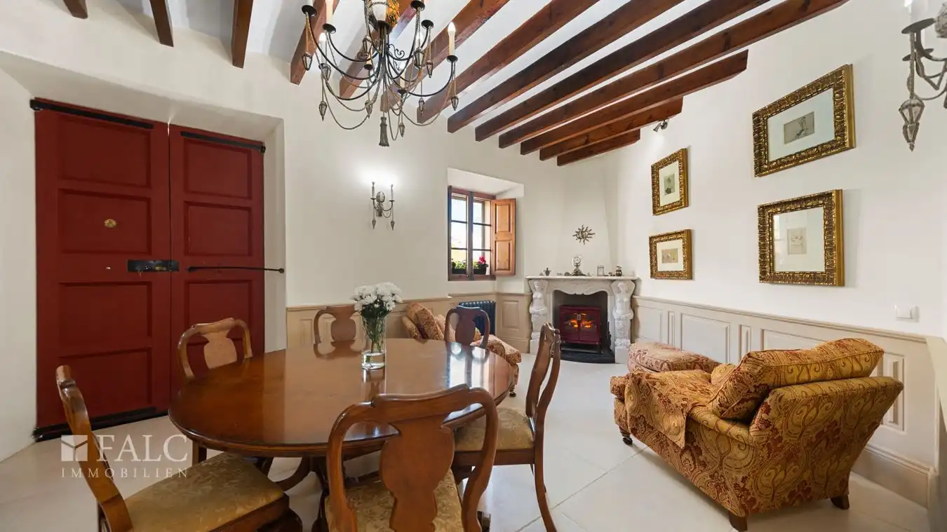 Bilder Herskaplig stadsvilla i centrum av Calvià med utsikt över bergen, terrass och patio