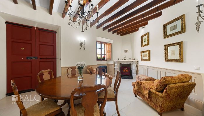 Historyczny dom w centrum Calvià z widokiem na góry, tarasem i patio