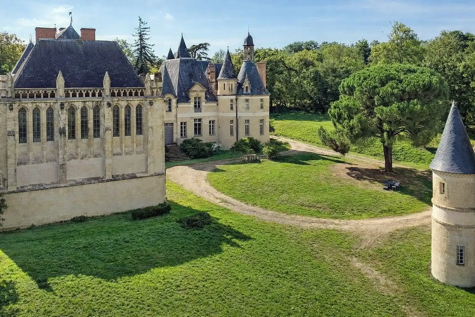 Zdjęcia Château między Tarbes a Auch z oficyną, kaplicą i parkiem