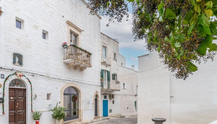 Kamienica w historycznym centrum Ostuni z panoramicznymi tarasami