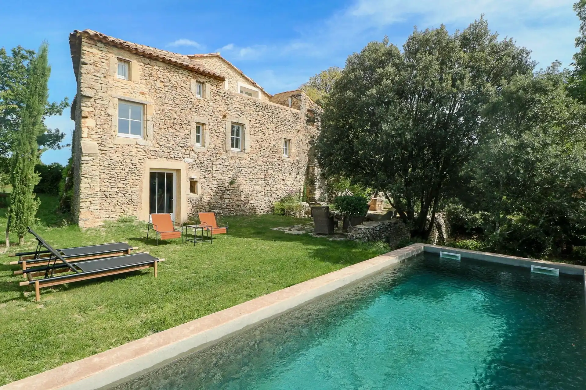 Zdjęcia Odrestaurowany mas w odosobnionej lokalizacji z parkiem i basenem - Klasa energetyczna A