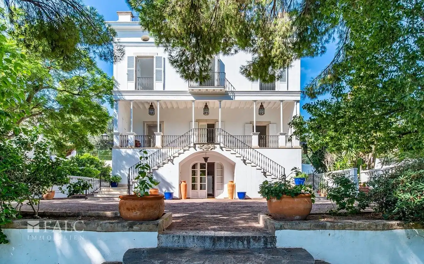 Zdjęcia Historyczna rezydencja z widokiem na morze i basenem u podnóża zamku Bellver