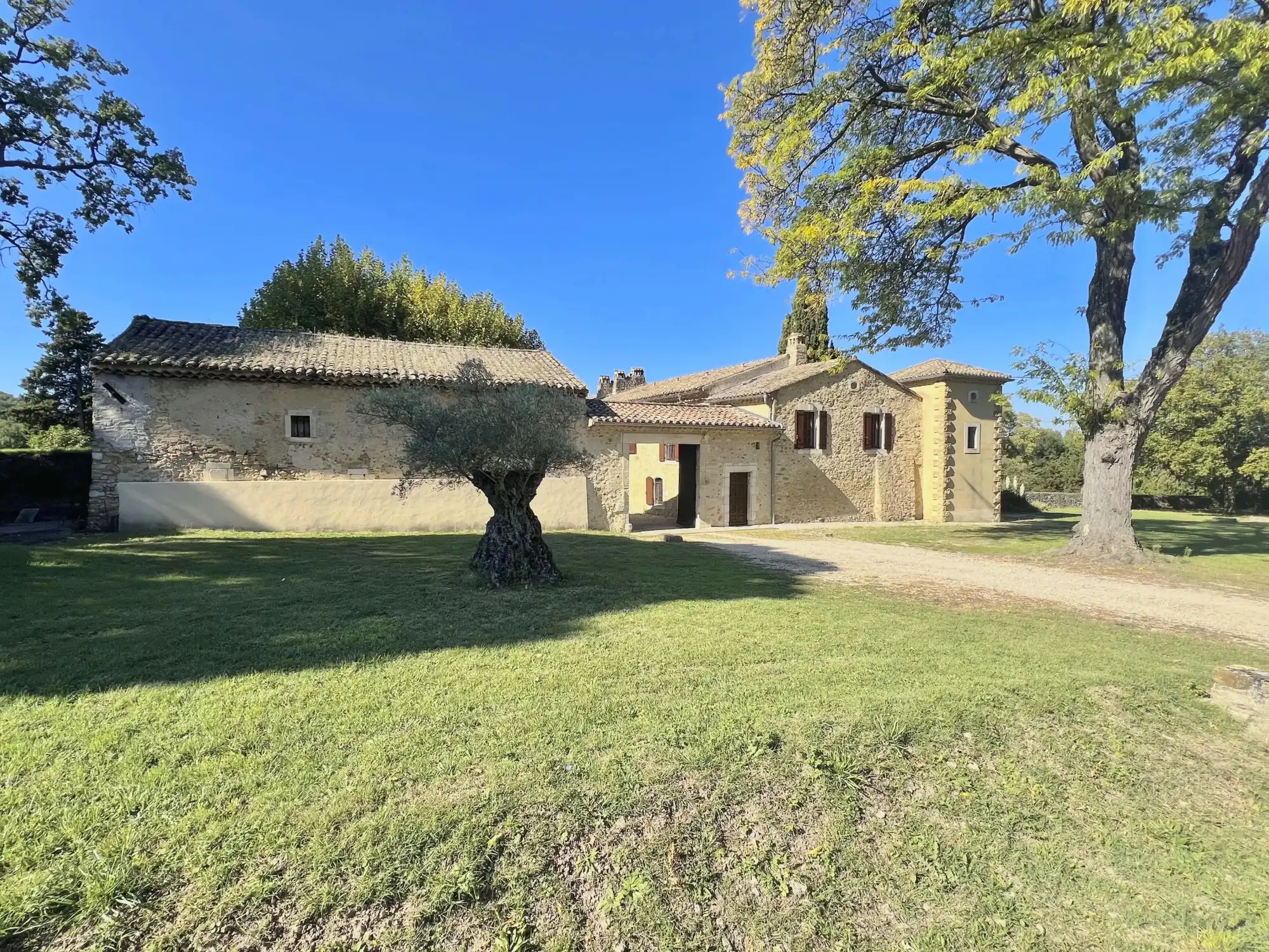 Zdjęcia Posiadłość w południowej Francji z kaplicą i naturalnymi źródłami – 39 hektarów