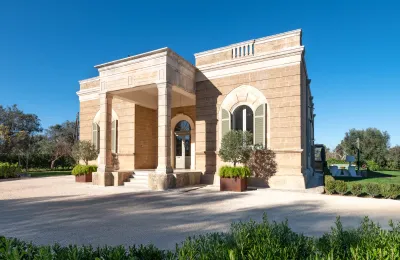 Posiadłości, Historic villa for sale by private auction with pool and independent annexe in Mesagne