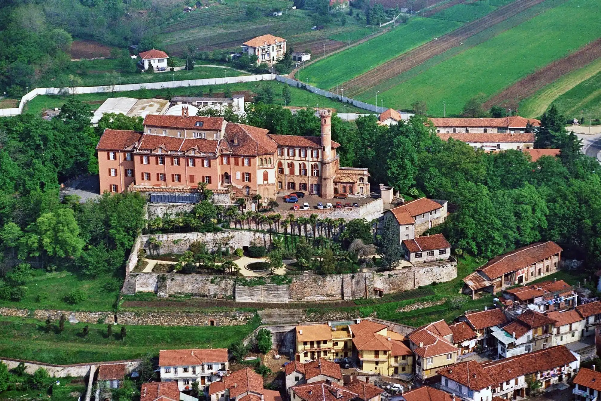 Zdjęcia Castello Caselette koło Turynu – Zamek na Monte Musinè z dużą salą balową, kaplicą i zabudowaniami