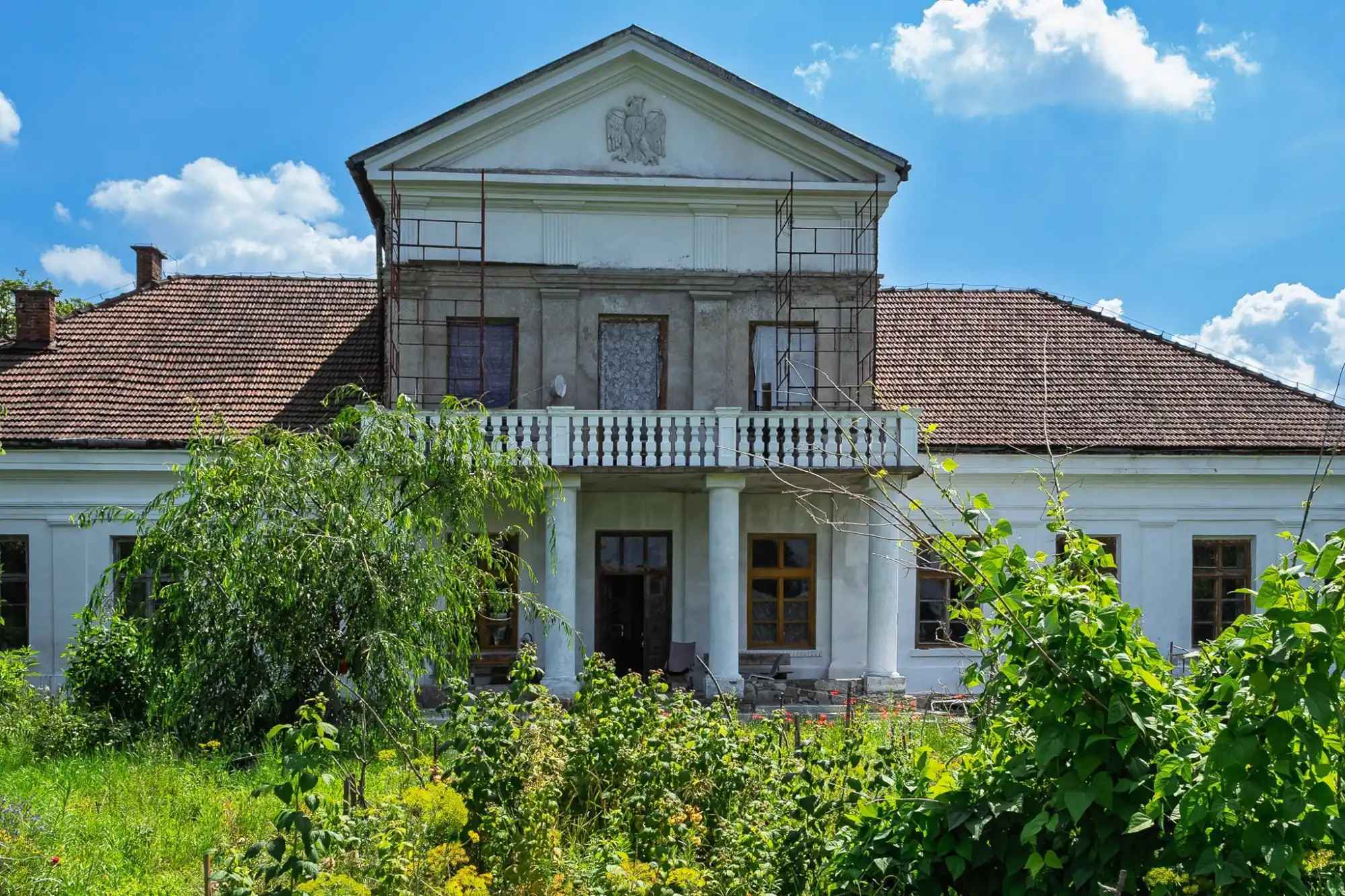 Zdjęcia Wyjątkowy, zabytkowy, klasycystyczny dwór z 4 ha parkiem, w malowniczej okolicy 3 uzdrowisk: Buska, Solca i Pińczowa