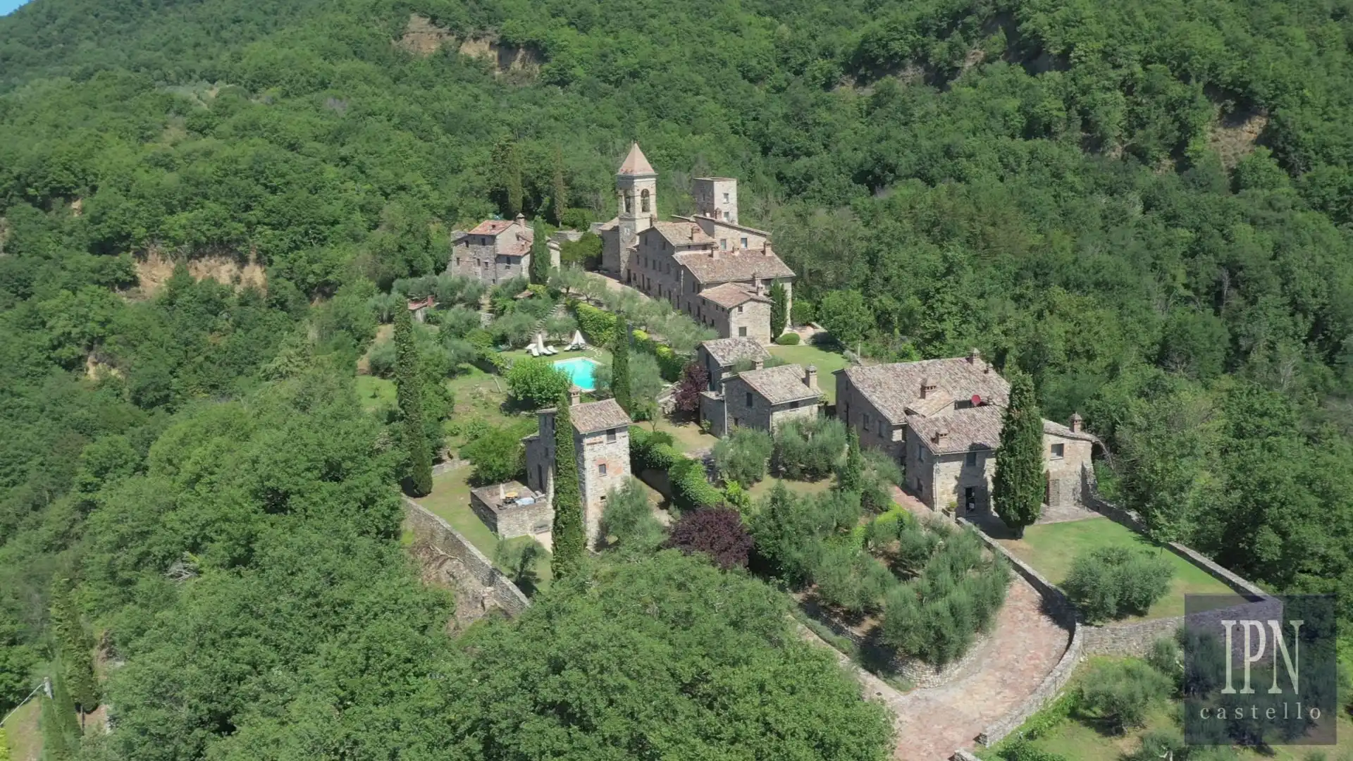 Zdjęcia Historyczny obiekt z kościołem w średniowiecznej wiosce Monte Migiano