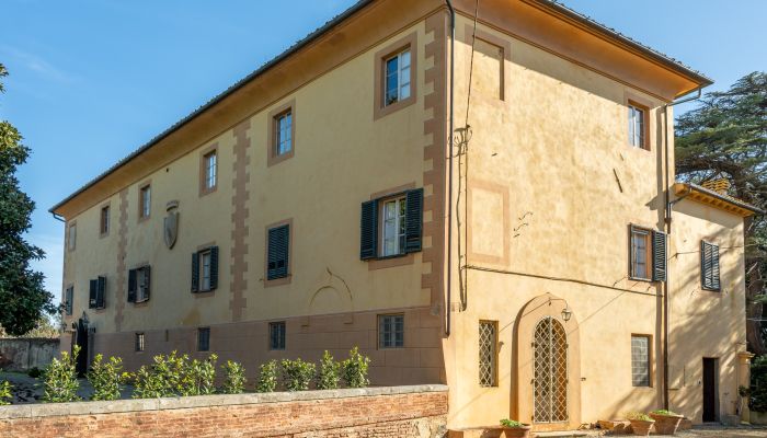 Włoski pałac z kaplicą z freskami – projekt hotelowy lub retreat w Toskanii