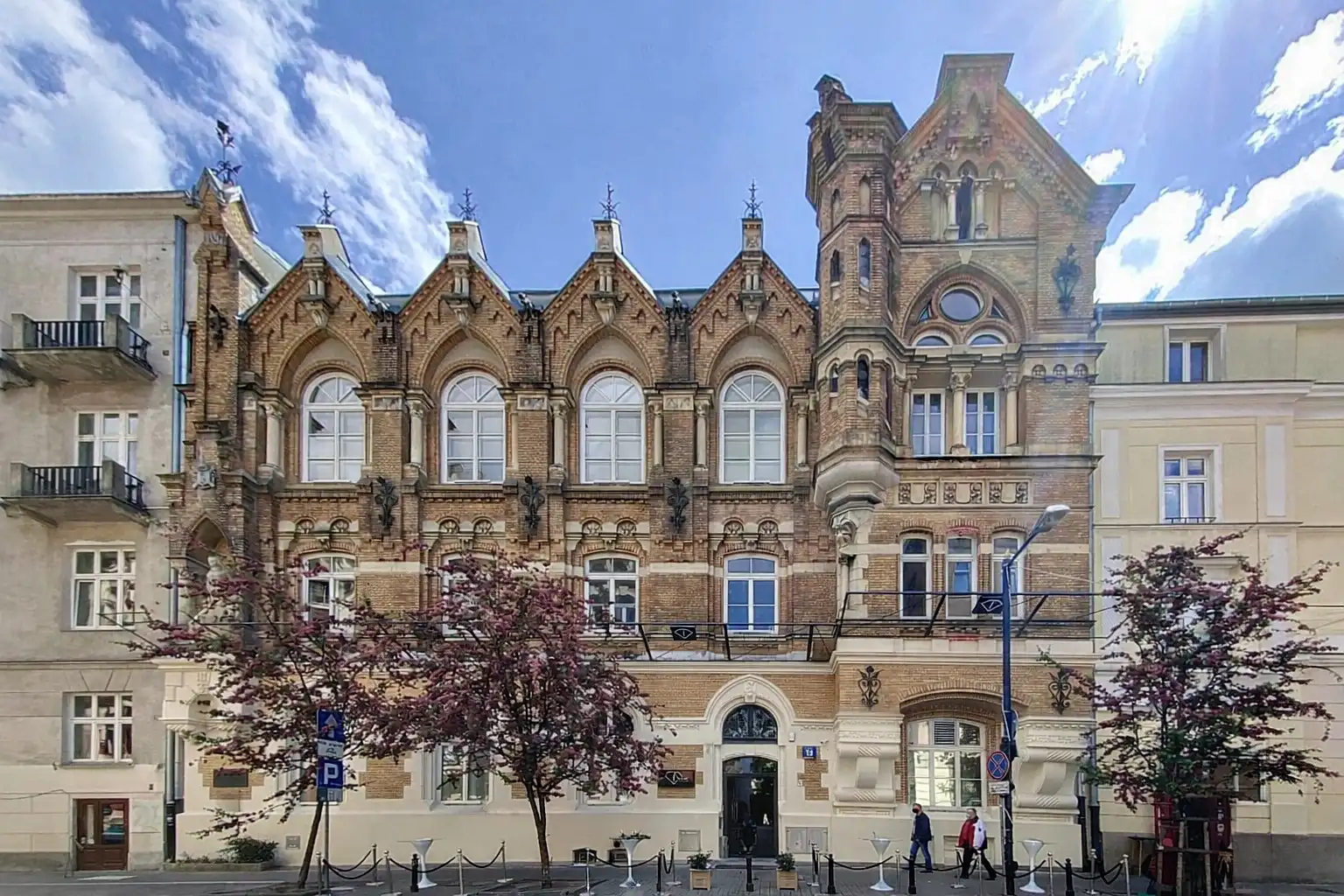 Zdjęcia Historyczna kamienica w środku śródmieścia