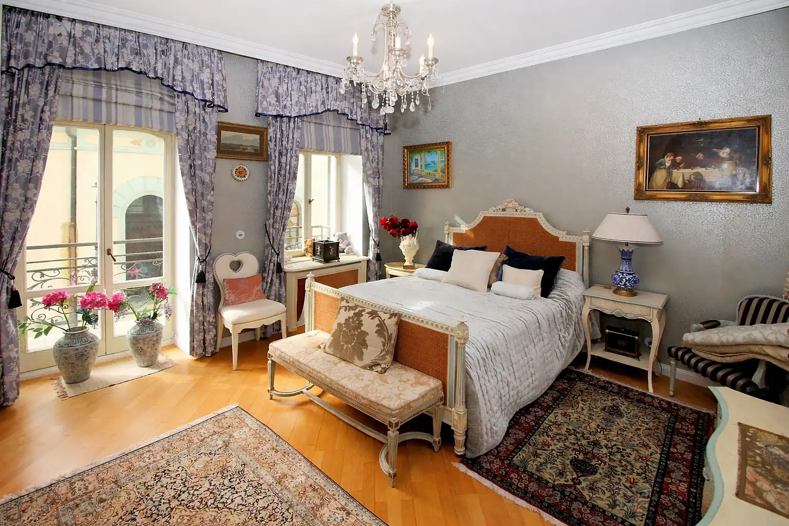 Zdjęcia Apartament w zabytkowej kamienicy w dzielnicy uzdrowiskowej Karlowych Warów