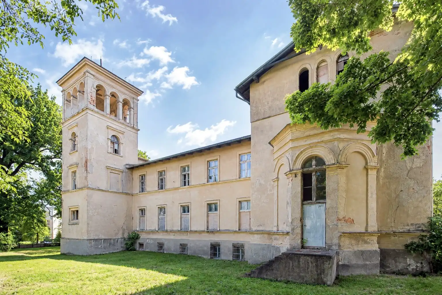 Zdjęcia Zabytkowa Loża masońska w Jaworze - 45 km od granic Wrocławia, nowy dach, piękny ogród