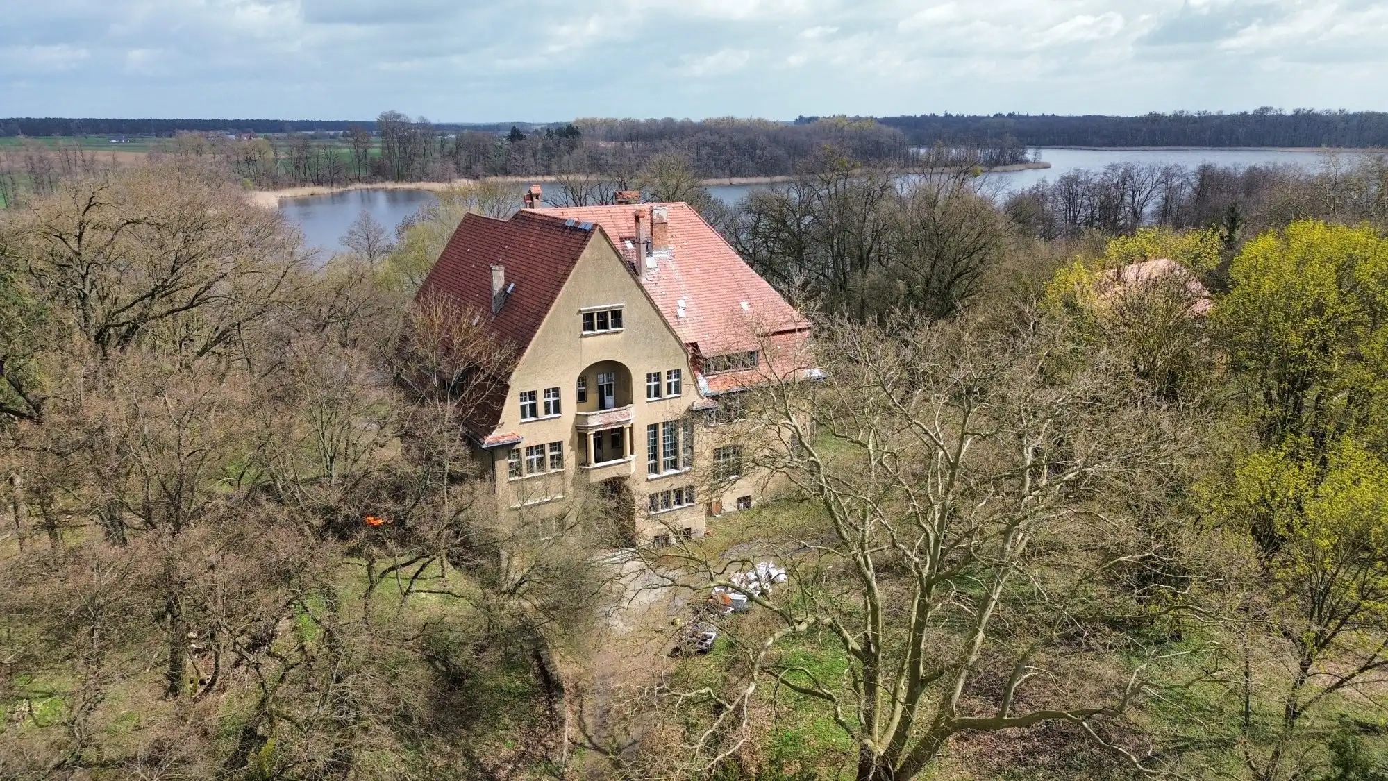 Zdjęcia Modernistyczna Rezydencja nad Jeziorem Luboszek