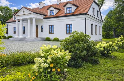 Posiadłości, Dworek z XIX wieku | W otoczeniu parku