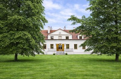 Posiadłości, Dworek z XIX wieku | W otoczeniu parku