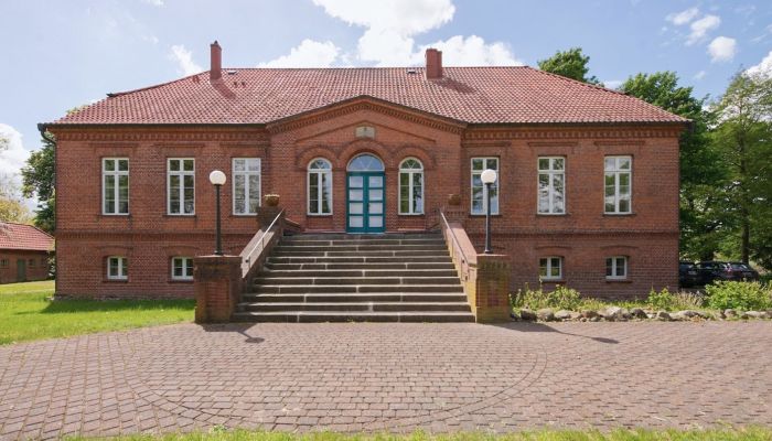 Dwór z parkiem niedaleko Schwerina